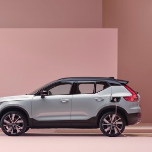 2020-volvo-xc40-recharge-16.jpg